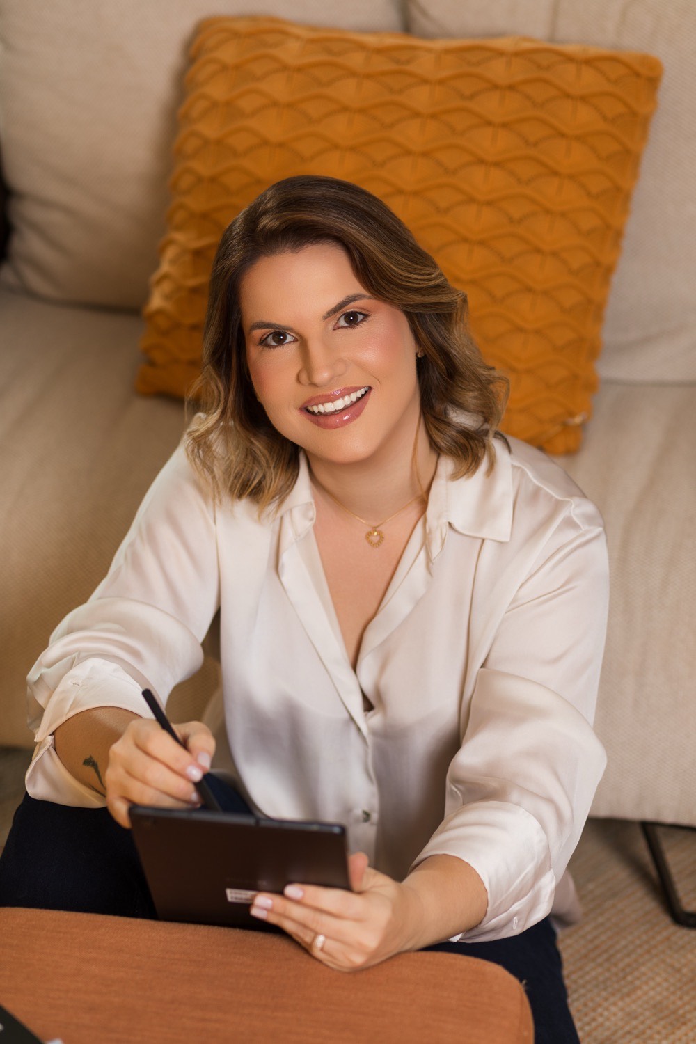 Teacher Natti Bis com tablet